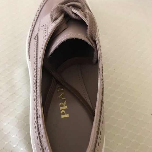Prada woman's shoes. - Picture 3 of 4